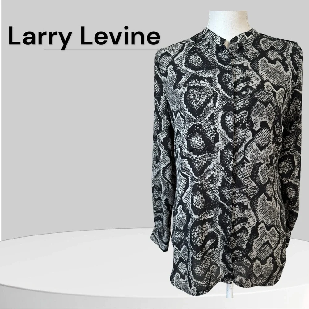❤️LARRY LEVINE SNAKESKIN PRINT BLOUSE SMALL #E - Picture 1 of 11